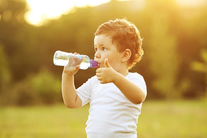 Trẻ nhỏ cần bao nhiêu nước mỗi ngày là đủ?