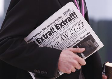 Louis Vuitton ra mắt túi xách hình tờ báo giá 50 triệu đồng