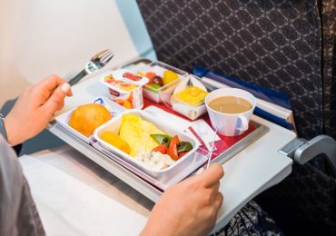 Những món không nên ăn trước khi đi máy bay