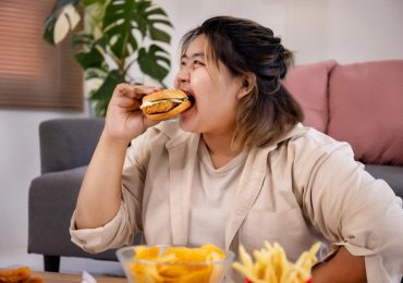 Mẹo tránh ăn quá nhiều gây tăng cân vùn vụt