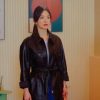 Học Song Hye Kyo mặc áo khoác đen đẹp sang mà không bị nhừ